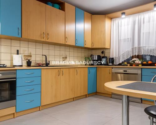 4 pokoje do zamieszkania z miejscem parkingowym