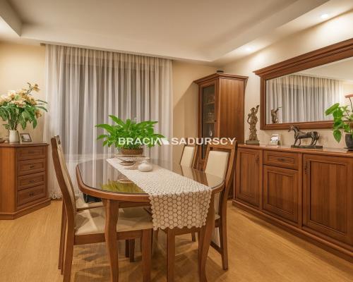 4 pokoje do zamieszkania z miejscem parkingowym