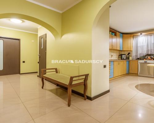 4 pokoje do zamieszkania z miejscem parkingowym