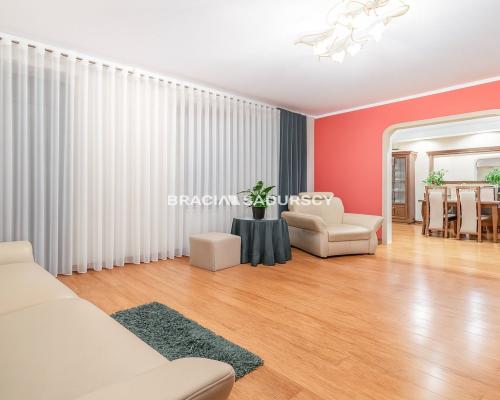 4 pokoje do zamieszkania z miejscem parkingowym