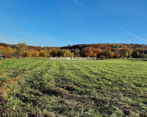 Działka położona jest we wsi Komorniki.