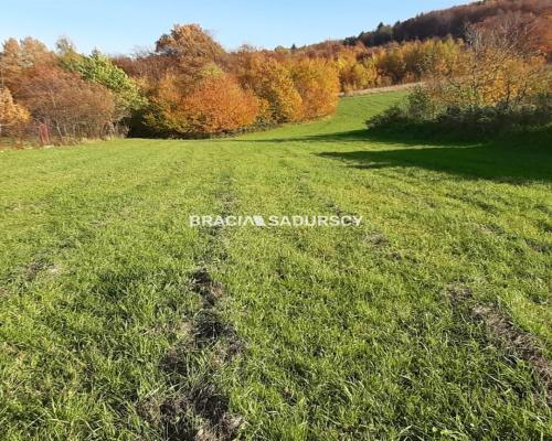 Działka położona jest we wsi Komorniki.