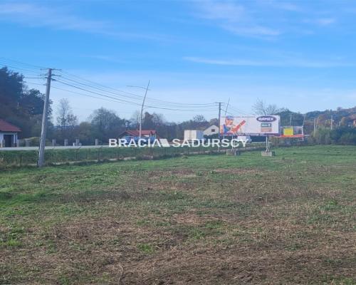Działka pod usługi lub zabudowe jednorodzinną