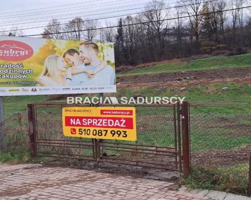 Działka pod usługi lub zabudowe jednorodzinną