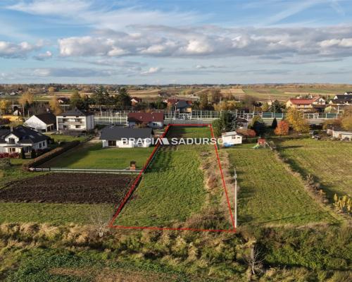 Oferujemy do sprzedaży działkę budowlano‑rolną o łącznej powierzchni 2029 m&sup2; (w tym ok. 900 m2 budowlanej) położoną bezpoś