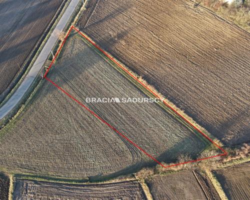 Glewiec, gm. Koniusza. Działka budowlana o pow. 2554 m 2 , bezpośrednio przy drodze publicznej.  
 
Działka budowlano-rolna o p