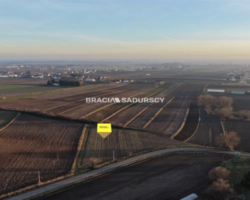 Glewiec, gm. Koniusza. Działka budowlana o pow. 2554 m 2 , bezpośrednio przy drodze publicznej.  
 
Działka budowlano-rolna o p