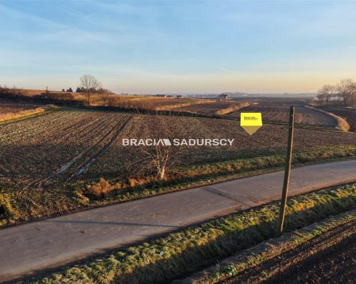 Glewiec, gm. Koniusza. Działka budowlana o pow. 2076 m 2 , bezpośrednio przy drodze publicznej.  
 
Działka budowlano-rolna o p