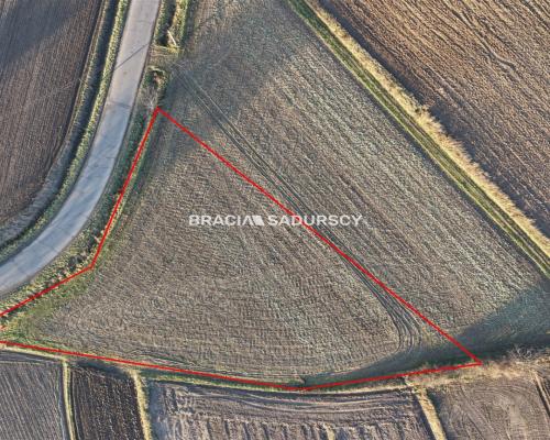 Glewiec, gm. Koniusza. Działka budowlana o pow. 2076 m 2 , bezpośrednio przy drodze publicznej.  
 
Działka budowlano-rolna o p