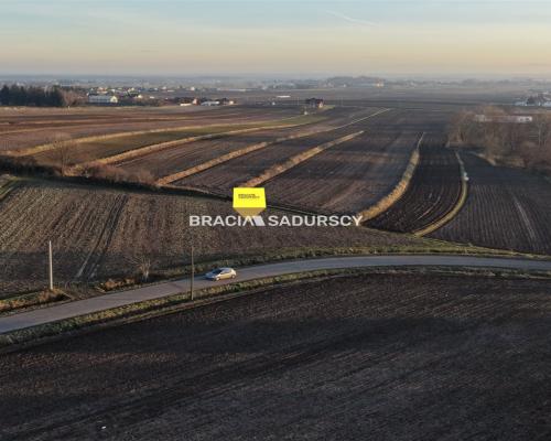 Glewiec, gm. Koniusza. Działka budowlana o pow. 2076 m 2 , bezpośrednio przy drodze publicznej.  
 
Działka budowlano-rolna o p