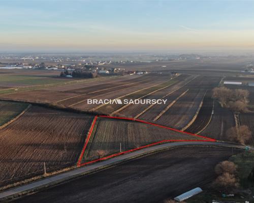 Glewiec, gm. Koniusza. Działka budowlana o pow. 4630 m 2 , bezpośrednio przy drodze publicznej.  
 
Działka budowlano-rolna o p