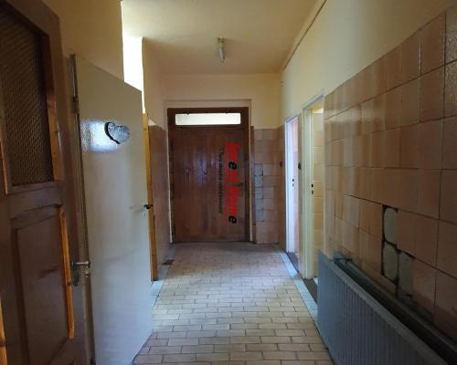 Budynek usługowo - handlowy przy głównej drodze.