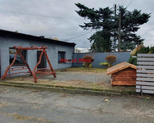 Budynek usługowo - handlowy przy głównej drodze.