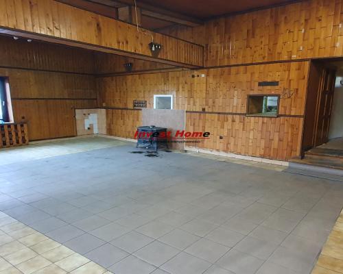 Budynek usługowo - handlowy przy głównej drodze.