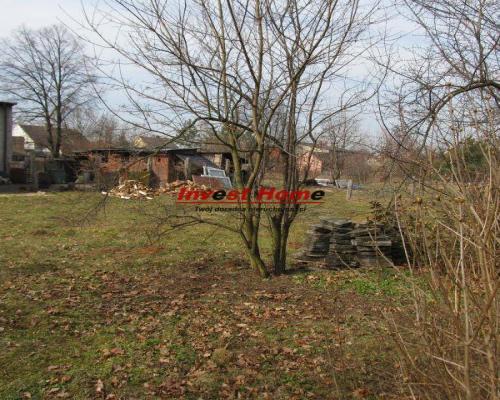 Płaska działka w spokojnej okolicy.