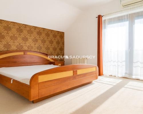 Dom na Woli Justowskiej, garaż na 2 samochody.