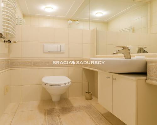 Dom na Woli Justowskiej, garaż na 2 samochody.