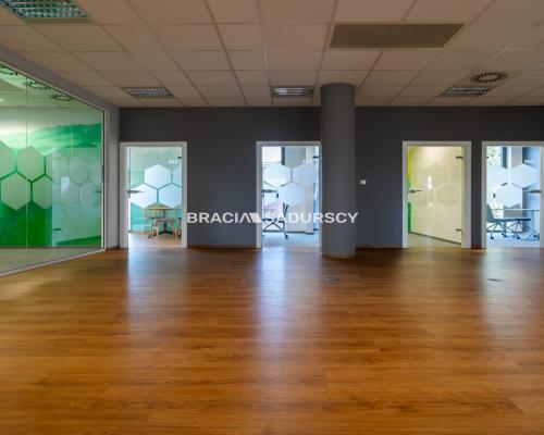 powierzchnia biurowa w nowoczesnym biurowcu