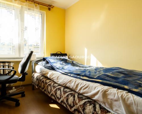 3 pok z widokiem na panoramę miasta.