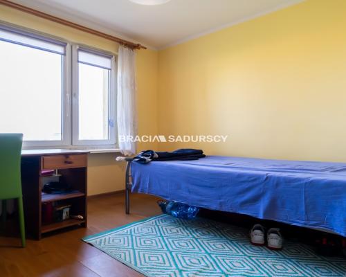 3 pok z widokiem na panoramę miasta.