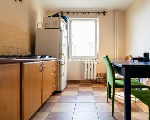 3 pok z widokiem na panoramę miasta.