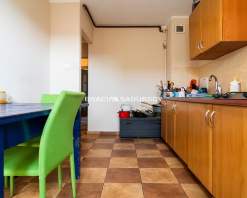 3 pok z widokiem na panoramę miasta.