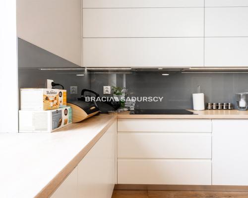 Dwa pokoje, jasne, wysokie. Doskonałe.