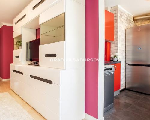 2 pokoje + osobna kuchnia, blisko tramwaj, Park