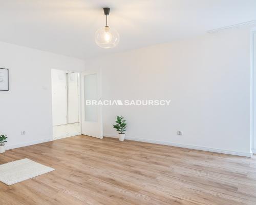 1 pok z osobną kuchnią ul.Wybickiego.