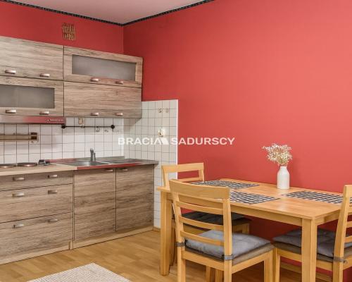 1 pok przy ul. Topazowej- Złocień.