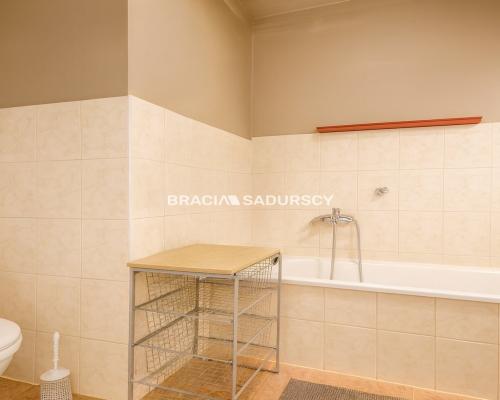 1 pok przy ul. Topazowej- Złocień.