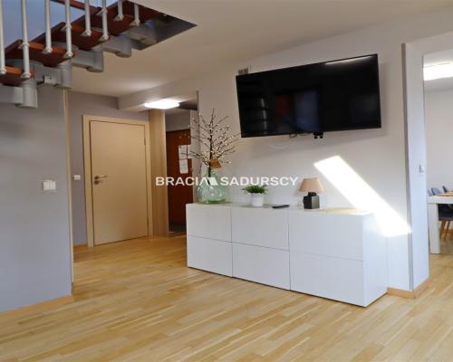 Dwupoziomowy Apartament z Widokiem na Giewont w Kościelisku   

 Oferujemy  na sprzedaż lub na wynajem długoterminowy  przestro