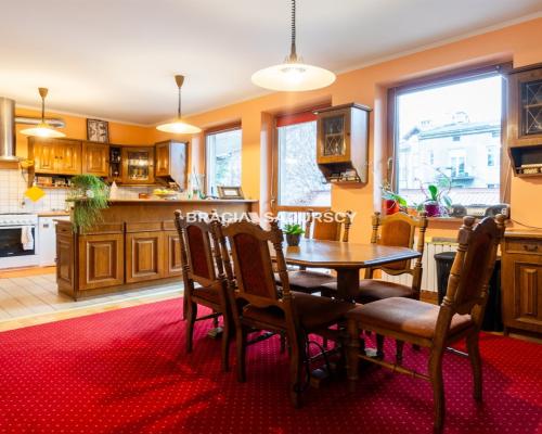 Działka z dwoma domami. Idzikowskiego.