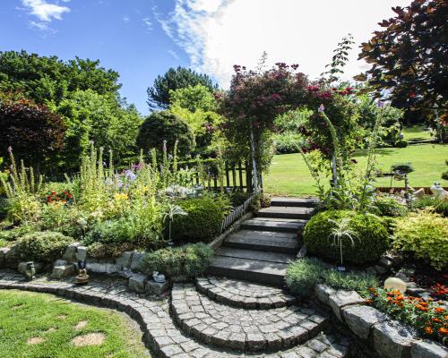 DOM Z BAJKOWYM OGRODEM – TYLKO U NAS! 🏡