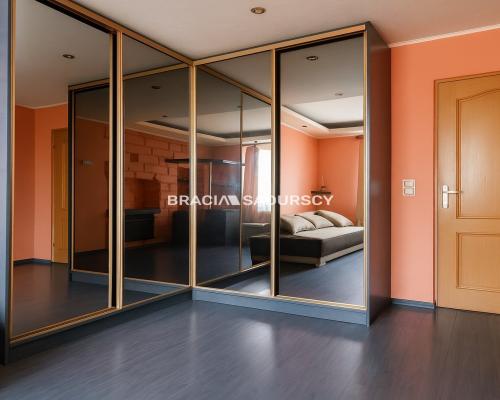 SWOSZOWICE, DOM W ZABUDOWIE BLIŹNIACZEJ, 3 POK