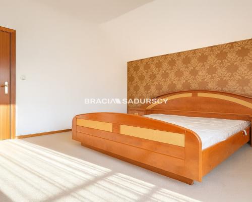 Dom na Woli Justowskiej, garaż na 2 samochody.