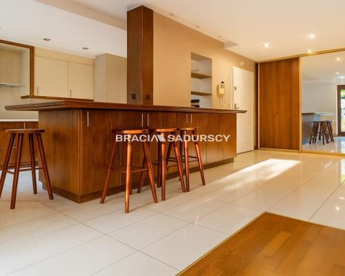 Dom na Woli Justowskiej, garaż na 2 samochody.