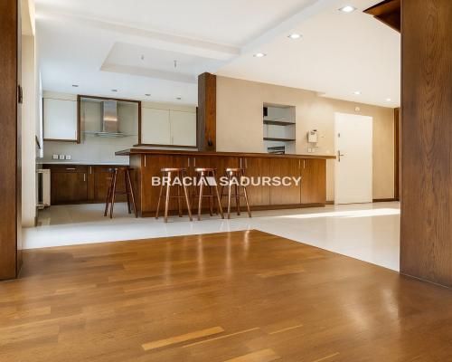 Dom na Woli Justowskiej, garaż na 2 samochody.