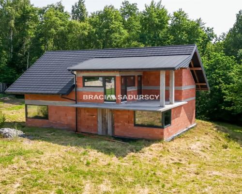 DOM POD LASEM NA WIDOKOWEJ DZIAŁCE