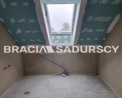 Domy blisko jezior, lasów i skałek.