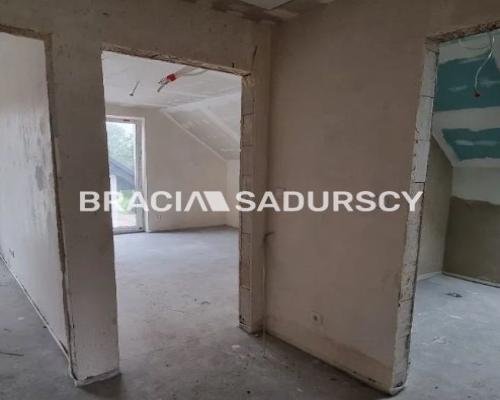 Domy blisko jezior, lasów i skałek.