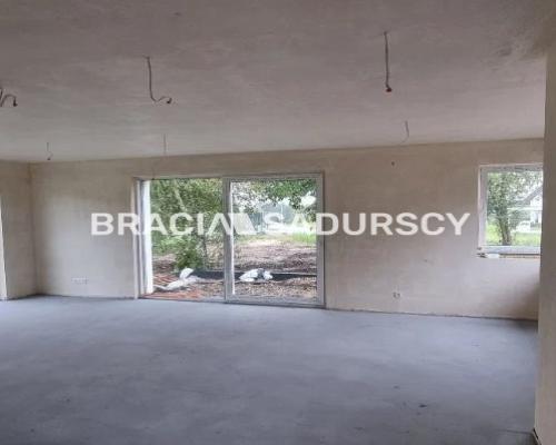 Domy blisko jezior, lasów i skałek.