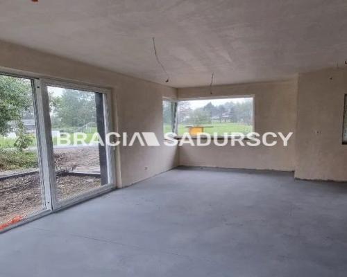 Domy blisko jezior, lasów i skałek.