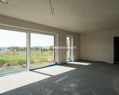 Nowe domy w sąsiedztwie terenów zielonych / Ujazd