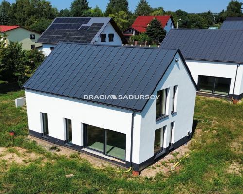 Nowe domy w sąsiedztwie terenów zielonych / Ujazd