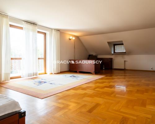 Dom wolnostojący, na 11 arowej działce.