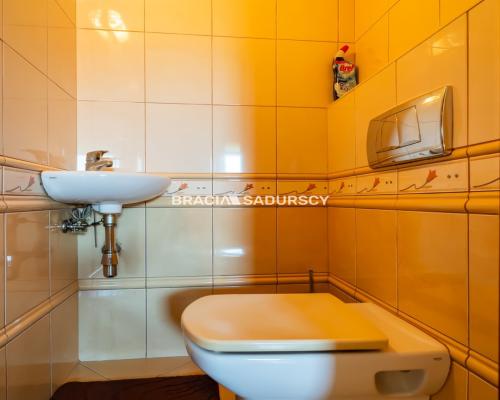 Dom wolnostojący, na 11 arowej działce.