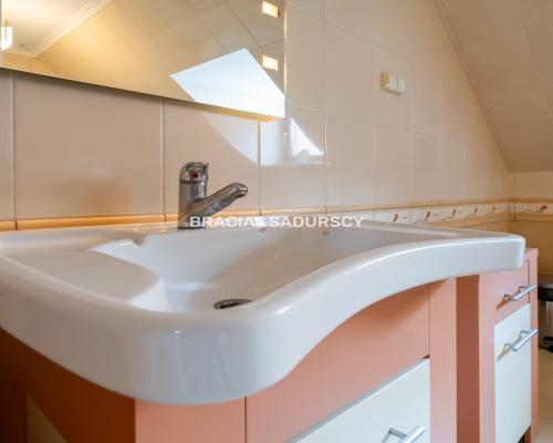 Dom wolnostojący, na 11 arowej działce.