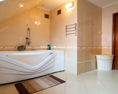 Dom wolnostojący, na 11 arowej działce.