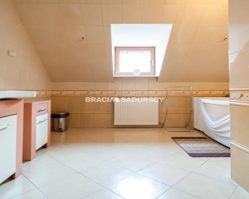 Dom wolnostojący, na 11 arowej działce.